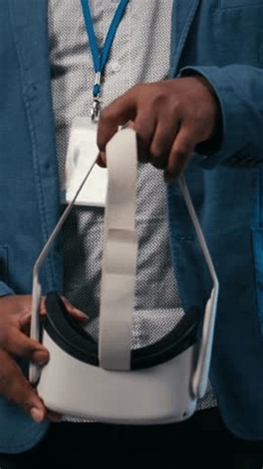 clip-4030231639-vertical-video-server-farm-employee-putting-on