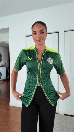 AVANT / APRÈS 🇸🇳✨ J’ai upcyclé un maillot de l’équipe du Sénégal pour la CAN / AFCON et wow… je m’attendais pas à ça 😭🔥 Au début j’étais pas sûre du résultat, mais je me suis lancée : fermeture éclair, petite ouverture, et j’ai ajouté des ornements pour donner le twist ✨ C’est exactement ça que j’aime dans l’upcycling : prendre un vêtement et y incorporer mon style ma créativité jusqu’à ce qu’il devienne une pièce unique 😮‍💨🧵 Je pense refaire ce design sur des pulls, des hoodies et d’autr