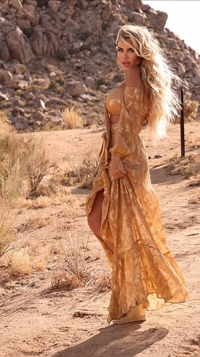 ⠀⠀⠀⠀⠀⠀• Ｈｏｌｌｙ Ｂａｒｋｅｒ • on Instagram: "Life in color 💛"