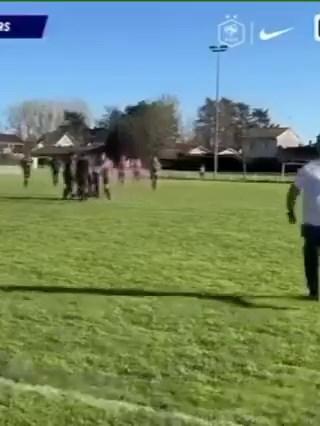 "Tu ne célèbres pas comme ça chez nous. Je vais te tuer." 😱Dimanche sur la pelouse de Bergerac La Catte Nathan Gerdil 20 ans attaquant de Mouthiers vient de donner la victoire à son équipe. La joie dure quelques secondes.Un adversaire se précipite vers lui. Un high-kick en plein visage, un coup de pied digne d'un octogone de MMA. Nathan entend les mots avant le coup : "Tu ne célèbres pas comme ça chez nous. Je vais te tuer." 😡Par réflexe il se retourne juste à temps pour ne pas recevoir le cou