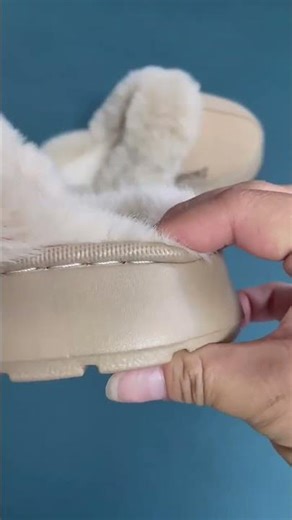 Warm slippers with plush collar.#homeslippers #plushslippers#slipperfactory #slippershoes