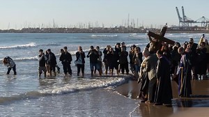 España, de procesión en procesión: así transcurre el Viernes Santo en las calles que se llenan de fieles y nazarenos