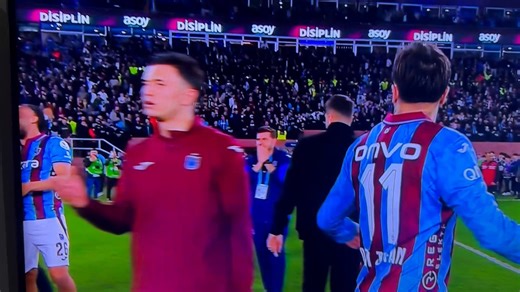 Maç sonu Trabzon türbinlerinden Galatasaray’a edilen küfürleri, ekran sesini kısmayan o reji çalışan ekibine, @beINSPORTS_TR şuan orda olan çalışan kim var sa o küfürleri size aynen iade ediyorum !! @guntekin_resmi Galatasaray taraftarına küfürü dinleten izin veren Galatasaray düşmanlarına aynen iade ediyorum.. maçı anlatan şuan sende dahilsin. @yalcincetin37