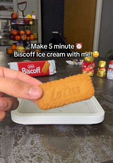 This rolled ice cream plate is AMAZING! And so easy to use 😋 #rolledicecream #biscoff #easyrecipes #quickrecipes