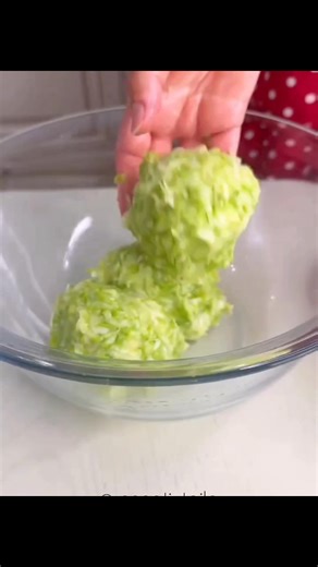 🥒 Cukkini rakott – egészséges, könnyű változat Kinek jó és miért? IR / Hashimoto: alacsony szénhidráttartalmú, lassan felszívódó, stabilizálja a vércukorszintet. Menopauza: magas rost- és fehérjetartalma segíti a jóllakottságot, támogatja az anyagcserét. Bélproblémák (SIBO, IBS): könnyen emészthető, zöldségben gazdag, gluténmentesítve kíméli a bélrendszert. Cöliákia: gluténmentes liszttel (pl. mandulaliszt, rizsliszt) is elkészíthető. 🍴 Hozzávalók (3 adaghoz): 3 db cukkini (900 g) 1 db paradic