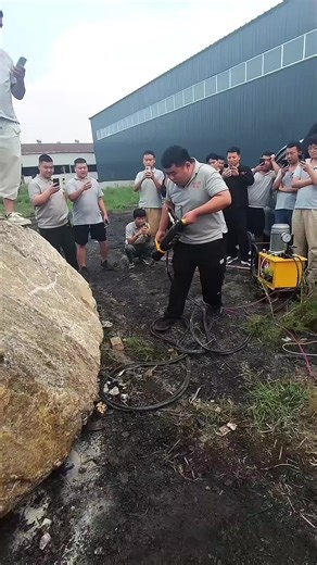 #矿山开采 #劈裂机厂家 #土石方工程 #岩石分裂机