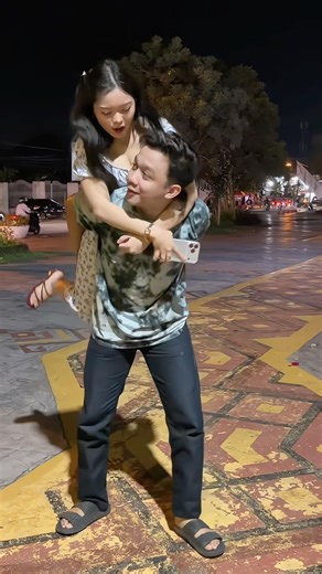 Prank to surprise a beautiful girl #laugh #funny #shorts #trending