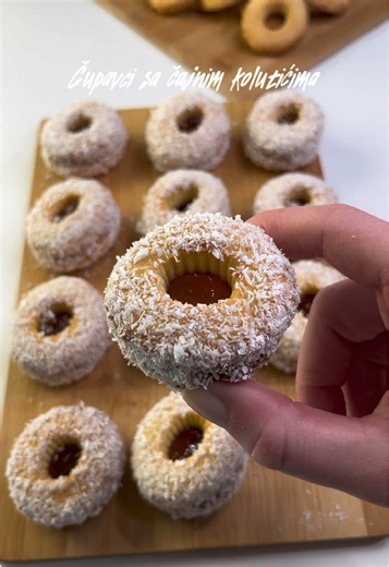Čupavci sa čajnim kolutićima🤗 800gr čajnih kolutića 200gr marmelade 60gr kokosa 250ml mleka Postupak: Kolutiće umočite u mleko, premažite sa malo marmelade, poklopite drugim kolutićem kojeg ste isto potopili u mleko, a zatim uvaljajte u kokos. Prijatno! 🤗 #recepti #ivaninkutak #kuhajsaivanom