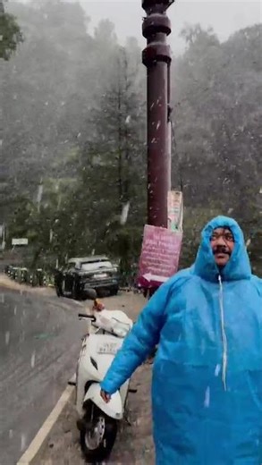 FIRST SNOWFALL OF THIS YEAR IN MUSSOORIE 🫶🏻 ❄️ 🏔 🌨 ☃️#snow #snowfall