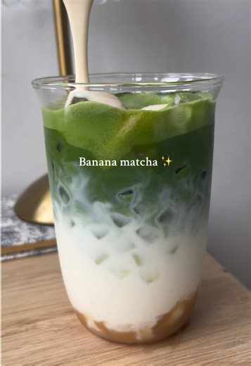 Banana cold foam on top 😍 #icedlatte #barista #matcha #matchalatte #latte