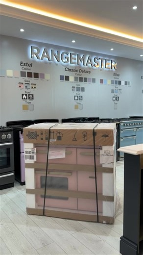Unboxing the Rangemaster Estel 90cm in Pale Pink and Brass ✨💕 ✔️ 80L multifunction electric oven ✔️ Five-burner gas hob for flexible cooking ✔️ Separate grill with four height settings ✔️ Dual fuel performance and control ✔️ Timeless Estel Deluxe design 📍Available to view in our Letterkenny showroom 🛍 Browse online 👇 Callaghanselectrical.com #Estel #Rangemaster #Pink #Cooker #RangeCooker