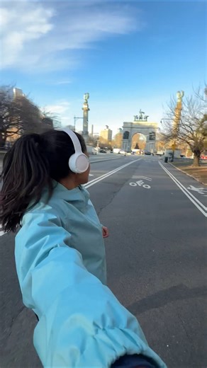 Ananya アナンヤ in Japan on Instagram: "Run with me through Brooklyn! 一緒にブルックリンで走ろう〜 I’ve been sharing a lot of videos of my daily life + travels that I haven’t normally shared and I hope you guys have been enjoying them 💗 最近いつものコンテンツとちょっと違って、日常とか旅行の動画出してるんだけど、みんな楽しんでるかなー？"