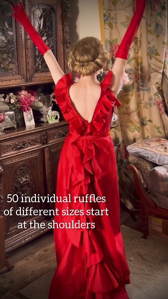 I sewed this 1930s gown in ruby red silk taffeta following notes in Janet Arnold’s Patterns of Fashion. It’s cut on the bias and each of the 50 ruffles is individually made to a different size and shape. The ruffles fun from the shoulders and fan out in a fishtail train. #fyp #1930s #oldhollywood #foryoupage #sewing #vintage #foryoupageofficiall #vintagesewing #vintagesewer #vintagestyle #oldhollywoodglam #4u