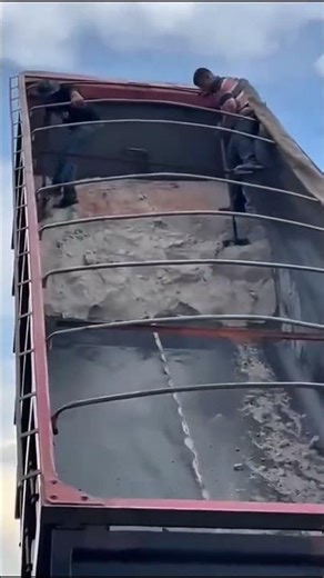 Safety first! 👷‍♂️ al.scene3 #truckdriver #automobile #job #work #ets2 #fahrer #camion #lkw #bigrig