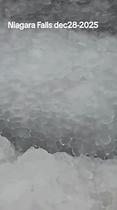 L'inverno in Canada regala ogni anno uno spettacolo naturale sorprendente. Le cascate del #Niagara sembrano ghiacciarsi del tutto, anche se l'acqua continua a scorrere sotto uno strato di ghiaccio. Il risultato è un suggestivo paesaggio invernale che ha regalato ai turisti l'impressione di vivere in una fiaba. Si tratta di un fenomeno non nuovo e ricorrente durante l’inverno. Il ghiaccio si forma per la nebbia e gli spruzzi d'acqua, per via delle rigide temperature. Durante questa stagione, circ