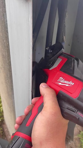 Cut effortlessly through 600 MCM copper and 750 MCM aluminum. M12™ 600 MCM Cable Cutter. Video Credit: @atomtheelectrician #MilwaukeeTool #NothingButHeavyDuty