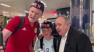 SFAD sends its condolences to the family of Scotland's former First Minister, Alex Salmond, who died today aged 69. Below is a video of him with a young Scotland fan this year 🏴󠁧󠁢󠁳󠁣󠁴󠁿💙 | Scottish Football Away Days