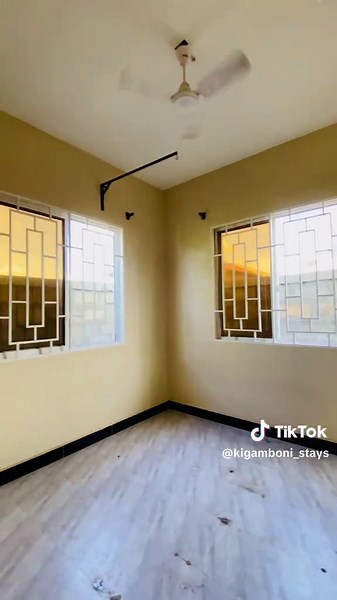 🚨 𝐌𝐀𝐒𝐓𝐄𝐑 𝐑𝐎𝐎𝐌 𝐊𝐀𝐋𝐈 💰BEI: TZS 130,000/= kwa mwezi 📍MAHALI: FERRY- KIGAMBONI ⚡️Umeme - MATUMIZI YAKO 🚰 Maji 5,000/= 🅿️ PARKING YA PIKIPIKI! 🗓️ MIEZI KUANZIA MITANO ⚠️NB: Malipo ya udalali ni sawa na kodi ya mwezi mmoja. Gharama za kuoneshwa nyumba bila kulipia ni 20,000/= TU ☎️ WASILIANA NASI: 0698409877 BENJAMIN 👑 (Kigamboni_stays) 😁❤️