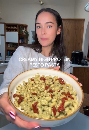 creamy high protein pesto pasta 🌿 #dinneridea #vegetarianrecipes #easymeal #mealideas #kiwikira healthy vegetarian meals easy dinner for 2 quick vegetarian recipes vegetarian dinner ideas vegan pesto pasta recipe