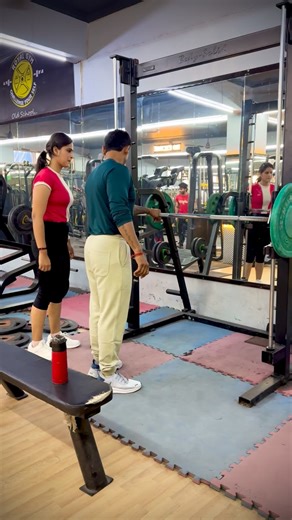 Still skipping pull-ups because they look too hard? 👀 Now, Pull-ups made EASY!! Try these 2 beginner-friendly Lean Pull-up techniques and thank me later😅🔥 ✅ Technique 1: Inclined body under the Smith machine bar ✅ Technique 2: Bench support for controlled pull-ups Start here, build strength, and level up to full pull-ups 💪 Which technique worked better for you — 1️⃣ or 2️⃣? Drop your vote below 👇 Follow for more❤️ @mrindiasumit @theroyalgymfitness | Sumit Das