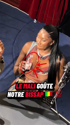 Dégustation de bissap avec des stars maliennes