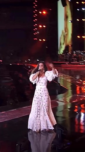 Central de Fãs Ivete Sangalo on Instagram: "No dia 14 de dezembro de 2013, um verdadeiro trio elétrico tomou conta da Arena Fonte Nova: Veveta, os Zamuris e a música ❤️ ✨ Um show histórico, cheio de energia, encontros e memórias que ficam pra sempre. 🎶 Quem aí esteve no #IS20?"