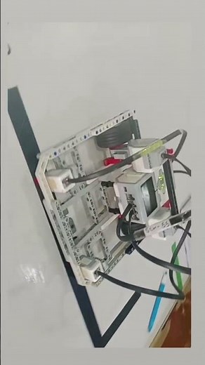 LEGO Mindstorms Self-Correcting Robot | Stays Straight Using 2 Color Sensors