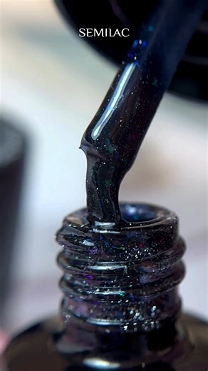 ¿Eres una amante de las uñas largas y oscuras? 👀 ¡304 Legendary Night complementará a la perfección tu look estas navidades! 🥰✨💅 🖤 300 Perfect Black 🖤 304 Legendary Nigh 🖤 Top No White Real Color | Semilac