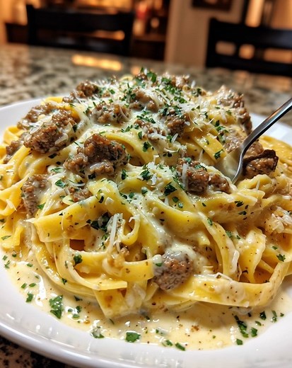 83K views · 186 reactions | Parmesan Beef Fettuccine with Garlic Butter Sauce Ingredients: 1 lb ground beef 12 oz fettuccine pasta 3 tablespoons unsalted butter 4 cloves garlic, minced 1 teaspoon Italian seasoning 1 cup grated Parmesan cheese ½ cup shredded mozzarella cheese Salt and black pepper, to taste Fresh parsley, chopped (for garnish) | Emily Recipes | Facebook