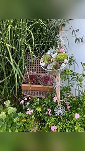 DIY Gartendeko aus einer alten Gugelhupfform 🌾🌸🌾 Hallo liebe Deko Elfen 🧚‍♀️ Aus einer alten Gugelhupfform ist heute ein kleines Gartenwunder entstanden mit Hauswurz, Moos und meinen Drahtblumen, die jetzt im Wind tanzen🌸 Und wer weiß … vielleicht bringt mich dieser Gugelhupf ja noch einmal zu einem echten Kaffeeklatsch? Also wer ist bereit ? Ich wünsche euch einen wunderschönen Abend Eure Michaela 🌸 . . . . #gartendeko #gartendekoration #gartendiy #natürlichdekorieren #upcyclingproject #u