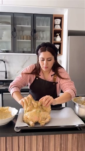 ‎Oumaima Chahrabane | أميمة شهربان‎ on Instagram‎: "العراضة اللي درت لصحابي بأحسن دجاج مشوي فالفران بطريقة ساهلة ليلة ودعنا فيها 2025 ونستقبلو السنة الجديدة بطاقة زوينة♥️ سنة سعيدة لعل 2026 تكون كلها نجاحات وأفراح طريقة فلفل معمر: ربيع ومعدنوس مع التوم والتوابل (ملح بزار خرقوم سكنجبير) فلفلة كبيرة مقطعة صغير + 2 طماطم كبار محكوكين يتشحرو مزيان مع كأس ماء ونزيدو لسان الطير ونخليه كلشي يطيب Merci infiniment @maison.al.baraka"‎