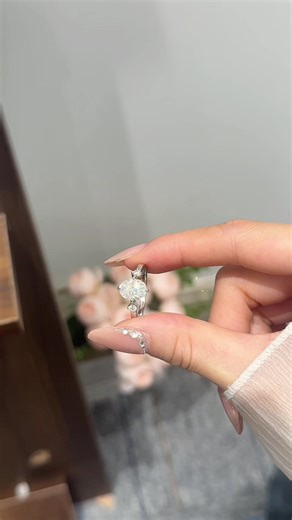 Discover the Elegance of This Stunning Moissanite Ring