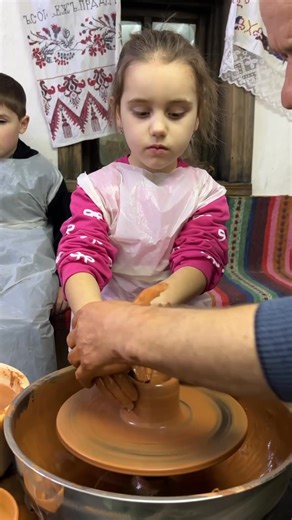 👐 Глина в дитячих руках — це магія, яка оживає просто на очах! У Первомайському краєзнавчому музеї відбувся майстер-клас із гончарства: майстер Віктор Макарцев познайомив дітей із традиційним ремеслом і навчив створювати вироби з глини. 🎥 Дивіться, як народжується творчість — у нашому відео! 📰 А вже незабаром читайте докладну статтю про подію на сайті Гард.City. | Гард.City