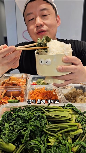 봄 제철음식 이렇게 즐기세요~ 두릅은 살짝 데쳐서 초장에~ 달래간장은 쌀밥과 함께~밋밋하면 잘 어울리는 반찬과 함께 드세요