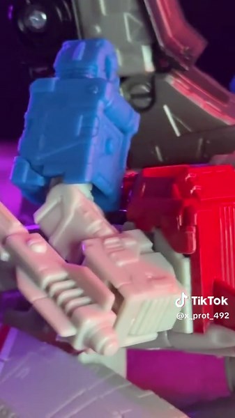 Starscream keeps getting blasted#foryou #foryoupage #fyp #transformers #megatron