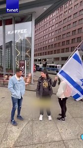 Destekçi bulamayan İsrailli kadın rezil oldu Almanya Berlin’de İsrail bayrağı ile meydanlara çıkan bir kadın alay konusu oldu. #berlin #israil #haber #gündem #almanya | TVNET