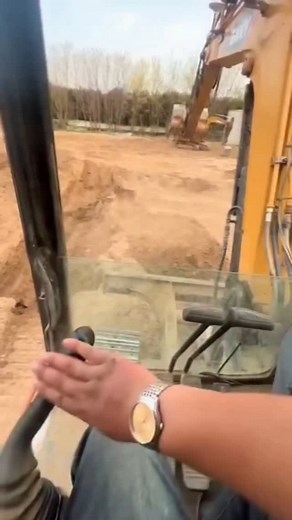 3.9K reactions · 106 shares | Belajar cara menjalankan excavator dari awal sampai bisa menggali tanah! Video ini cocok buat pemula yang ingin tahu fungsi joystick kanan, joystick kiri, hingga pedal travel. Simak langkah-langkahnya mulai dari nyalain mesin sampai gali tanah dengan kontrol yang benar. #reelsinstagram #reels #fakta #faktaunik #faktadunia #technology #saints #reelsvideo #reelsfb #reelsfacebook | Bayam Crispy | Facebook