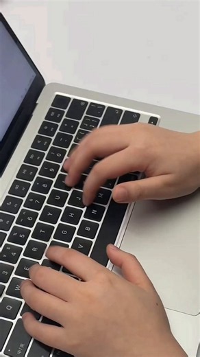 Whether you want to send quick desktop voice notes, grab seamless scrolling screenshots of long chats, or customize your own shortcut keys to speed up your day, this update is a total game-changer for your daily routine.😉#Weixin #WeChat #hacks