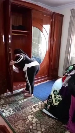 نقد ضلفة الدولاب بطريقة فكاهية
