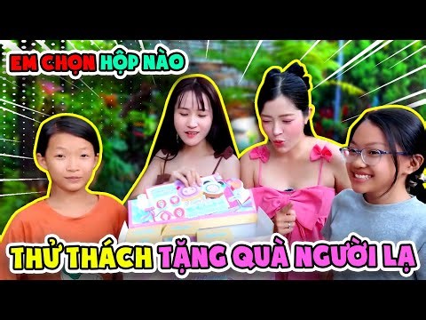 Thử Thách Tặng Quà Người Lạ - Ai May Mắn Nhất I Linh Vyy Official