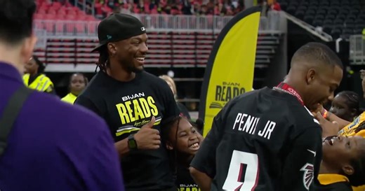 Falcons star Bijan Robinson hosts book fair for Atlanta students