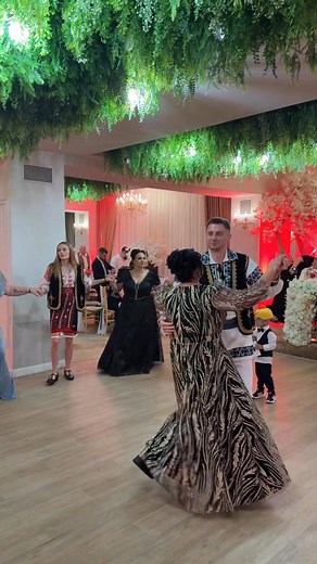 Planifici un eveniment special și vrei atmosferă, energie și voie bună? Contactează-ne pentru a rezerva data – transformăm orice petrecere într-o amintire de neuitat! 🎵💫 #nunta #dansatorilanunta | Ansamblul Zarna