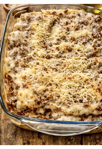 🍝 Cannellonis à la viande & béchamel maison 🛒 Ingrédients 500 g de viande hachée (congelée ou fraîche) 2 boîtes de sauce tomate 1 oignon 1 paquet de cannellonis Pour la béchamel : 50 g de beurre 50 g de farine 50 cl de lait Sel, poivre Muscade (optionnel) 👩‍🍳 Préparation 1️⃣ La sauce Dans une casserole, faire revenir l’oignon émincé. Ajouter la viande hachée et laisser cuire. Verser ensuite la sauce tomate, mélanger et laisser mijoter quelques minutes. Ajouter Sel, poivre. 2️⃣ La béchamel Fa