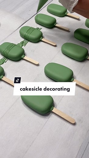 decorate some cakesicles with me 🤩 #cakesicles #satisfying #fyp #foryou #baketok