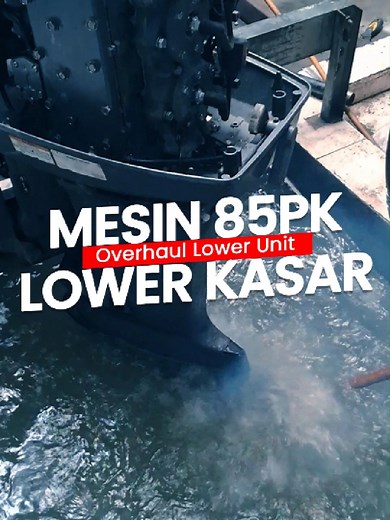 Pemilik mesin tempel Yamaha 85PK ini datang ke bengkel CV Berkah Nusantara dengan keluhan lower unit bocor, air pendingin tidak lancar, dan suara kasar di bagian bawah mesin. Setelah dibongkar, terlihat impeller sudah berubah bentuk, insert cartridge pecah, dan oli gear berwarna coklat susu, tanda terjadi kebocoran. Semua komponen yang rusak langsung diganti menggunakan sparepart original Yamaha seperti O-ring, oil seal, gear, dan impeller baru. Setelah di servis serta ganti oli Yamalube gearbox