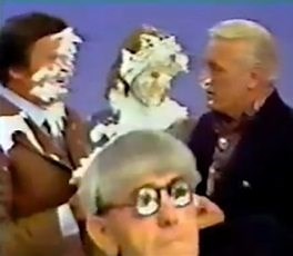Moe Howard of 'The Three Stooges' teaches Mike Douglas and Ted Knight the art of pie-throwing, 1973 #moehoward #themikedouglasshow #mikedouglas #tedknight #thethreestooges #threestooges #1973tv #piethrowing #pieintheface #theroyalshove | Night Flight