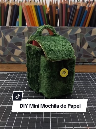 MINI MOCHILA COM CAIXINHA DE SABONETE 🎒📦✨ Uma caixinha de sabonete virando mini mochila cheia de detalhes. Pequena no tamanho, gigante no charme 🎒✨ Nesse vídeo eu mostro como fazer uma mini mochila usando caixinha de sabonete, transformando uma embalagem simples em uma miniatura criativa e cheia de personalidade. Perfeita pra decoração, mini coleções ou pra quem ama projetos pequenos e detalhados 📦🎒 Salva esse vídeo pra testar depois e comenta “MINI” se você curte criar miniaturas criativas