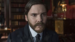 A man’s motives stem from his roots. Join Daniel Brühl and Brian Geraghty as they divulge into the thinking minds of Dr. Kreizler and Teddy Roosevelt on #TheAlienist. | The Alienist: Angel of Darkness