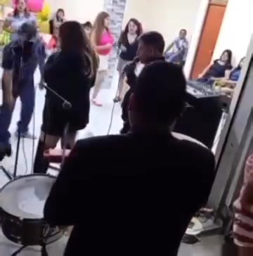 🔴🔵​🚨 MOMENTOS DE TENSIÓN EN LIMA: UN PITBULL IRRUMPE EN UNA CELEBRACIÓN FAMILIAR 🔹️LIMA (PERÚ - 11/02/2026). ​Lo que debía ser una noche de fiesta en Lima se transformó en un escenario de absoluto pánico. Un perro de raza pitbull ingresó desde la vía pública al interior de una vivienda donde se realizaba una reunión, generando el caos entre los asistentes. ​🔸️ El impacto del incidente ​Testigos señalan que el can habría entrado al recinto visiblemente alterado, posiblemente asustado por el 