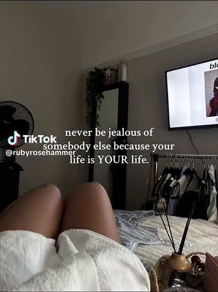 ruby-rose🪽 (@rubyrosehammer)’s videos with Shake it out - <𝟹